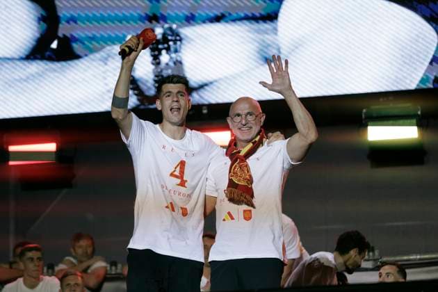 Spanish football team Euro Cup celebration MADRID, SPAIN - JULY 15:Spanish head coach Luis de la Fuente and Alvaro Morata during the celebration of the European Championship, EM, Europameisterschaft of the Spanish football team at Cibeles square. (Photo by Guillermo Martinez) Madrid Plaza Cibeles Spain Copyright: xGuillermoxMartinezx