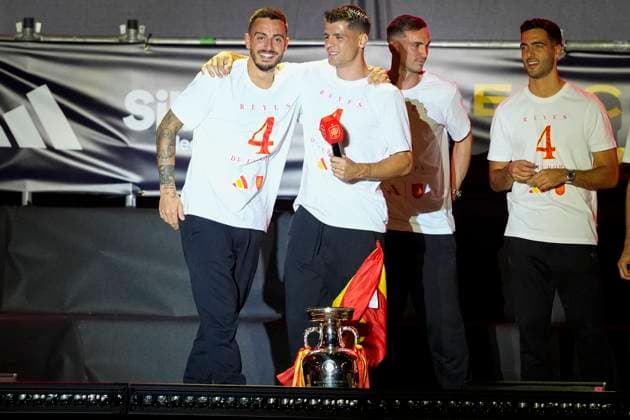 Spanish national football team celebrates winning UEFA EURO, EM, Europameisterschaft,Fussball 2024 in Madrid Spanish players Jose Luis Sanmartin Mato (Joselu) (L) and Alvaro Morata (R) seen celebrating during the celebration of the Spanish national football team for the victory of the UEFA Euro 2024 title at Plaza de Cibeles on May 12, 2024 in Madrid, Spain. Madrid Plaza de Cibeles Madrid Spain Copyright: xAlbertoxGardinx AGardin_20240715_Euro2024_Spain_Cibeles_075