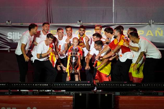 Spanish national football team celebrates winning UEFA EURO, EM, Europameisterschaft,Fussball 2024 in Madrid Spanish players seen celebrating with a little fan during the celebration of the Spanish national football team for the victory of the UEFA Euro 2024 title at Plaza de Cibeles on May 12, 2024 in Madrid, Spain. Madrid Plaza de Cibeles Madrid Spain Copyright: xAlbertoxGardinx AGardin_20240715_Euro2024_Spain_Cibeles_100