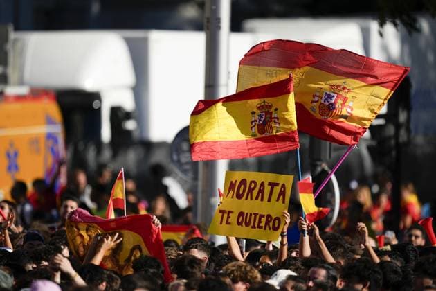 July 15, 2024, Madrid, Madrid, SPAIN: Supporters with Flags of Spain are seen during the celebration of Spain Team at Cibeles Palace of Madrid after winning the Eurocup 2024 against Englad on July 15, 2024 in Madrid, Spain. Madrid SPAIN - ZUMAa181 20240715_zaa_a181_029 Copyright: xOscarxJ.xBarrosox