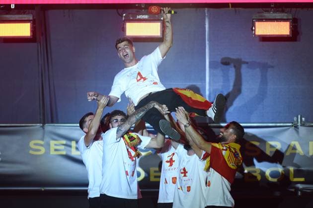 (240716) -- MADRID, July 16, 2024 -- Players of the Spanish national team, Nationalteam celebrate the title of the UEFA EURO, EM, Europameisterschaft,Fussball 2024 with fans at Cibeles Square, in Madrid, Spain, July 15, 2024. (Photo by Xinhua) (SP)SPAIN-MADRID-FOOTBALL-EURO 2024-SPANISH NATIONAL TEAM-CELEBRATION GustavoxValiente