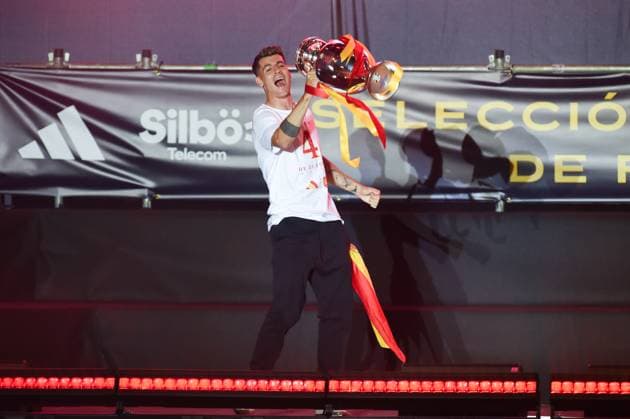 (240716) -- MADRID, July 16, 2024 -- Alvaro Morata, player of the Spanish national team, Nationalteam shows the trophy of the UEFA EURO, EM, Europameisterschaft,Fussball 2024 to their fans at Cibeles Square, in Madrid, Spain, July 15, 2024. (Photo by Xinhua) (SP)SPAIN-MADRID-FOOTBALL-EURO 2024-SPANISH NATIONAL TEAM-CELEBRATION GustavoxValiente