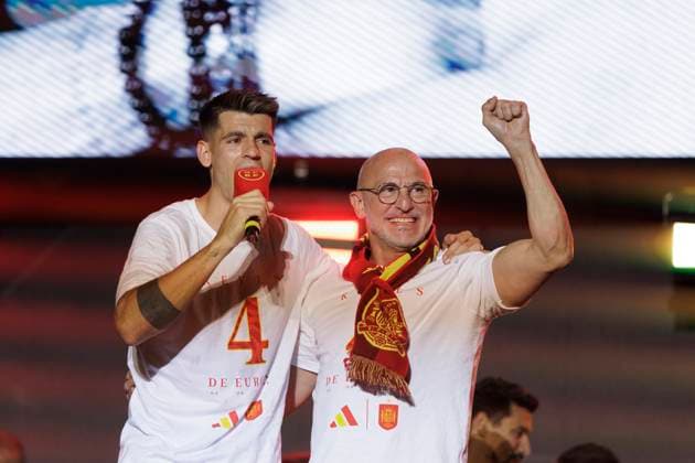 MADRID, SPAIN - JULY 15:Spanish coach Luis de la Fuente and Alvaro Morata during the celebration of the European Championship, EM, Europameisterschaft of the Spanish football team at Cibeles square. DONTxSENDxTOxIMAGO  (259749407)