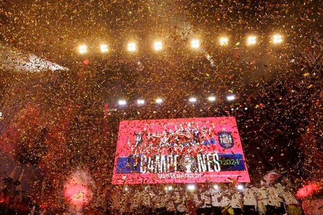 MADRID, SPAIN - JULY 15: The players of the Spanish football team celebrate the Euro Cup at Cibeles square. DONTxSENDxTOxIMAGO  (259749435)
