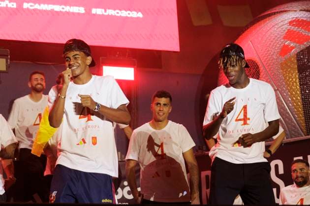 Sport Bilder des Tages MADRID, SPAIN - JULY 15:Lamine Yamal and Nicolas Williams during the celebration of the European Championship, EM, Europameisterschaft of the Spanish football team at Cibeles square. DONTxSENDxTOxIMAGO  (259749442)