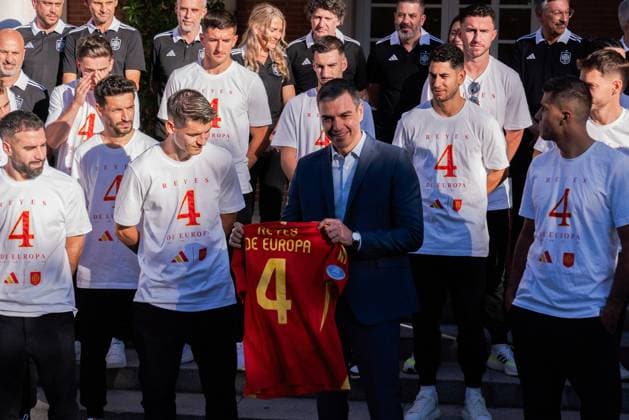 Madrid Euro Cup Celebration - 15 Jul 2024 Spanish Prime Minister Pedro Sanchez (C) holding the Spanish men s football team t-shirt at La Moncloa Palace winners of the 2024 European Championship, EM, Europameisterschaft after defeating the English team in the final at Olympiastadion. Madrid Spain Copyright: xGuillermoxGutierrezxCarrascalx xSOPAxImagesx 2024_07_15_Futbol_Spain_11
