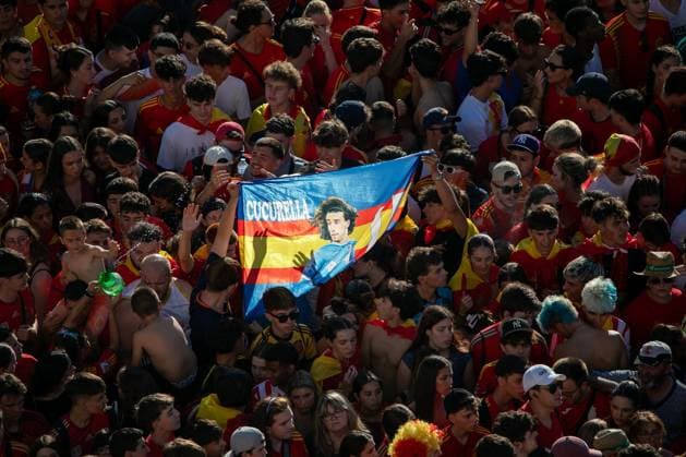 Madrid Euro Cup Celebration - 15 Jul 2024 A flag with the face of the footballer Cucurella flies among the fans during the celebration of the Spanish national team, Nationalteam Thousands of people celebrated in the Plaza de Cibeles the Euro Cup won by the Spanish soccer team in Germany. Madrid Spain Copyright: xDavidxCanalesx xSOPAxImagesx DCCelebracionEspanÌ?aEuro240715-09