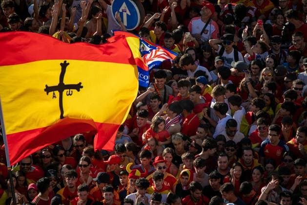 Madrid Euro Cup Celebration - 15 Jul 2024 A Spanish flag flies among the fans during the celebration of the Spanish team. Thousands of people celebrated in the Plaza de Cibeles the Euro Cup won by the Spanish soccer team in Germany. Madrid Spain Copyright: xDavidxCanalesx xSOPAxImagesx DCCelebracionEspanÌ?aEuro240715-11
