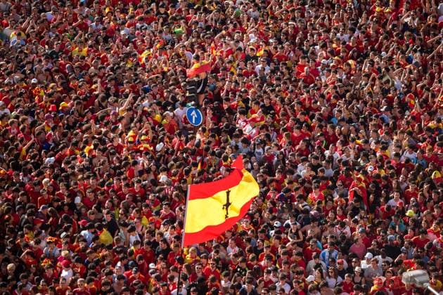 Spanish team celebrates its European title in Madrid - 15 Jul 2024 Thousands of people with Spanish flags, during the celebration of the European champion title of the Spanish soccer team in the Plaza de la Cibeles. The Spanish soccer team was proclaimed European champion, after beating the England team in the Euro 2024 soccer tournament in Berlin, Germany on July 14, 2024. Madrid Spain Copyright: xLuisxSotox xSOPAxImagesx LSOTOEC06