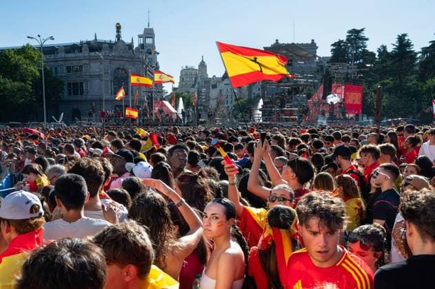 Spanish team celebrates its European title in Madrid - 15 Jul 2024 Thousands of fans gather at Cibeles Square to celebrate with Spain s national men s football team their 4th UEFA EURO, EM, Europameisterschaft,Fussball title after defeating England in the final. Madrid Spain Copyright: xMiguelxCandelax xSOPAxImagesx MC_SpainUEFAtitle8785
