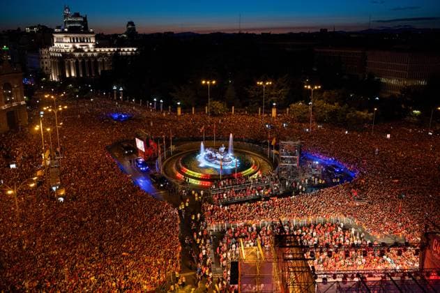 Bilder des Jahres 2024, Sport 07 Juli Sport Themen der Woche KW 29 Spanish team celebrates its European title in Madrid - 15 Jul 2024 Thousands of fans gather at Cibeles Square to celebrate with Spain s national men s football team their 4th UEFA EURO, EM, Europameisterschaft,Fussball title after defeating England in the final. Madrid Spain Copyright: xMiguelxCandelax xSOPAxImagesx MC_SpainUEFAtitle9322