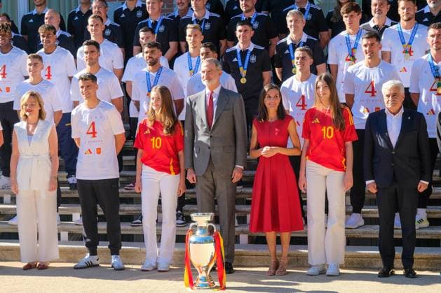 Sport Themen der Woche KW 29 The Kings of Spain, Felipe VI and Letizia along with their daughters, Leonor and Sofia, receive the Spanish national team, Nationalteam at the Zarzuela Palace, Madrid, Spain Les rois d Espagne, Felipe VI et Letizia, ainsi que leurs filles, Leonor et Sofia, reçoivent l équipe nationale espagnole au palais de la Zarzuela, Madrid, Espagne. FOOTBALL : Reception de l Equipe d Espagne celebrant leur titre de champions d Europe - Madrid - 15 07 2024 AntonioNavia Panoramic 