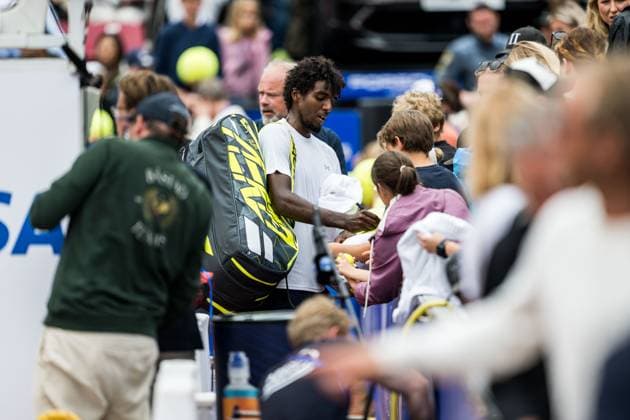 240716 Elias Ymer of Sweden with fans during day 2 of the Nordea Open on July 16, 2024 in Bastad. Photo: Niclas Jönsson BILDBYRAN COP 273 NO0284 tennis ATP, Tennis Herren 250 nordea open day 2 bbeng Copyright: NICLASxJÖNSSON BB240716NO055
