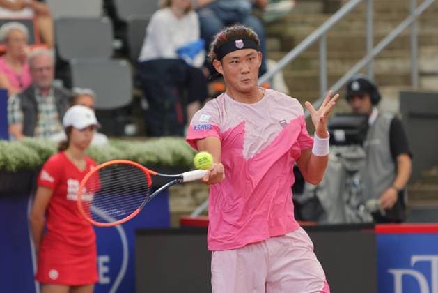 Tennis Herren ATP, Tennis Herren Tennis Herren Tour 500 European Open Hamburg, Hamburg Open ATP 500 2024 , 16.07.2024, Zhizhen Zhang (CHN) schlägt eine Vorhand Copyright: FernandoxSoares