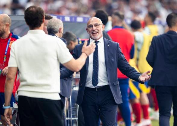 Berlin, Olympiastadion, 14.07.2024: Head coach Gareth Southgate of england shake hands with head coach Luis de la Fuente of spain prior the final match at the UEFA EURO, EM, Europameisterschaft,Fussball 2024 Spain vs. England
