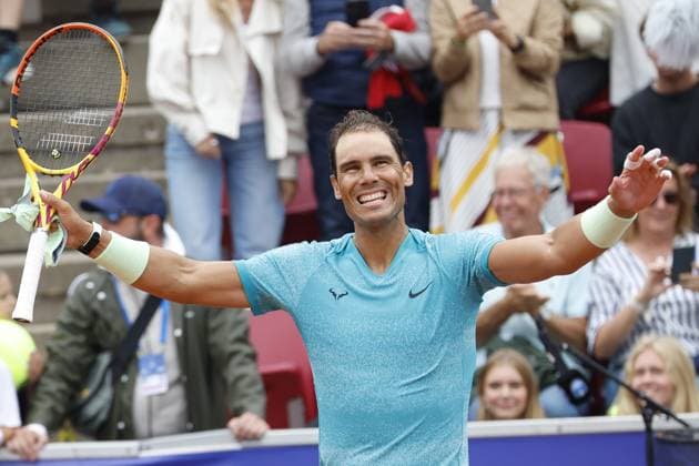 BASTAD, SVERIGE 20240716 Rafael Nadal, Spanien, jublar efter att ha vunnit mot Leo Borg, Sverige, under första omgangen i herrarnas singel i Nordea Open i Bastad pa tisdagen. BASTAD SVERIGE x9200x