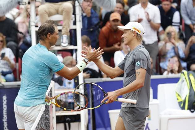 BASTAD, SVERIGE 20240716 Rafael Nadal (tv), Spanien, tackar Leo Borg, Sverige, efter att ha vunnit matchen i första omgangen i herrarnas singel i Nordea Open i Bastad pa tisdagen. BASTAD SVERIGE x9200x