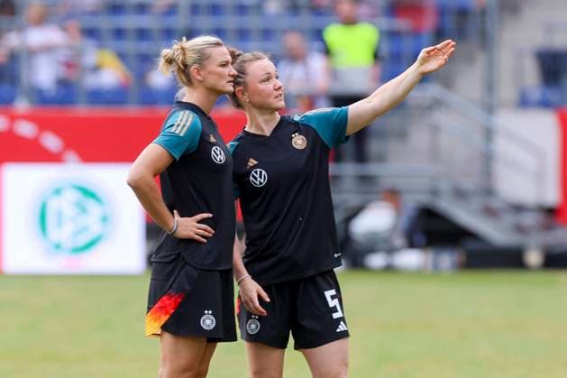 Alexandra Popp (Germany) und Marina Hegering (Germany) unterhalten sich, Womens European Qualifiers - Group A4, Germany vs Austria, Stadion Hannover, 16.07.2024, Hannover, Deutschland.
