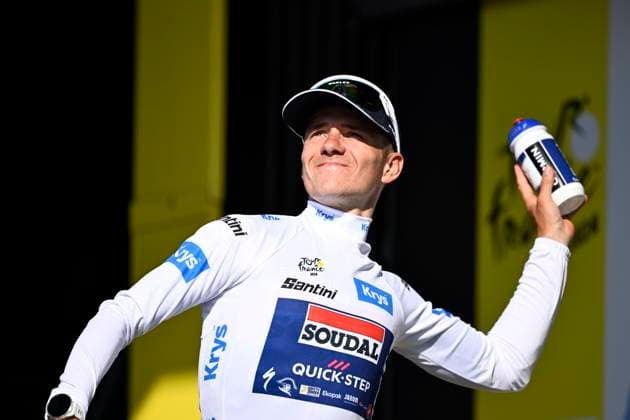 Sport Bilder des Tages Tour de France 2024 - Stage 16 NIMES, FRANCE - JULY 16 : Evenepoel Remco (BEL) of Soudal - Quick Step pictured with the white jersey during the podium ceremony of stage 16 of the 111th edition of the Tour de France 2024 cycling race, a stage of 187 kms with start in Gruissan and finish in Nimes on July 16, 2024 in Nimes, France, 16 07 2024 Nimes France  Copyright: xNicoxVereeckenx