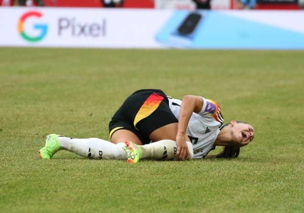 16.07.2024, xgrfx, Fussball European Qualifiers Frauen, Deutschland - Österreich emspor, v.l. Verletzung, Lena Oberdorf (Deutsche Frauennationalmannschaft) (DFL DFB REGULATIONS PROHIBIT ANY USE OF PHOTOGRAPHS as IMAGE SEQUENCES and or QUASI-VIDEO) Hannover