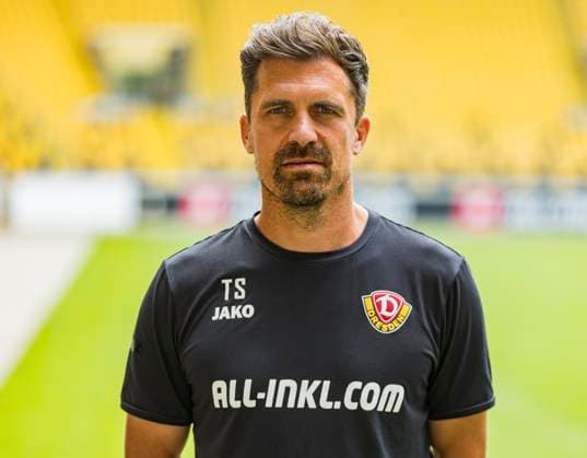16.07.2024, xomx, Fussball 3.Liga, Dynamo Dresden - Fototermin Saison 2024 25, Porträttermin 2024 2025 emspor, Bild: Valentin Vochatzer (Co-Trainer). Thomas Stamm (Cheftrainer). Portrait, Portraet, (DFL DFB REGULATIONS PROHIBIT ANY USE OF PHOTOGRAPHS as IMAGE SEQUENCES and or QUASI-VIDEO) Dresden