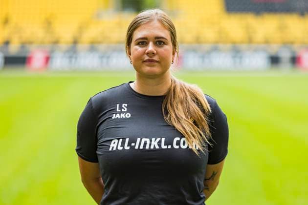 16.07.2024, xomx, Fussball 3.Liga, Dynamo Dresden - Fototermin Saison 2024 25, Porträttermin 2024 2025 emspor, Bild: Laura Seifert (Physiotherapeutin). Portrait, Portraet, (DFL DFB REGULATIONS PROHIBIT ANY USE OF PHOTOGRAPHS as IMAGE SEQUENCES and or QUASI-VIDEO) Dresden