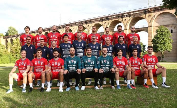 16.07.2024, Deutschland, Bietigheim, Handball Bundesliga Saison 2024 2025, SGBBM Bietigheim Fototermin, Mannschaftsfoto, Hinten (vlnr): 14 Fynn Nicolaus 10 Tom Wolf 5 Julius Kühn 3 Nikola Vlahovic 64 Maximilian Hejny 18 Fabian Wiederstein 7 Dominik Claus 20 Paco Barthe 36 Jonathan Fischer Mitte (vlnr): Dr. Georgios Karavalakis (Arzt) Tom Görres Lisa Frey Roya Tanimura (Assistant) Iker Romero (Chefcoach) Jens Rith (Team-Manager) Hans-Ulrich Kämpf (Betreuer) Jochen Zürn (Sportlicher Leiter) Dr. Jonathan Buderer (Arzt) Vordere Reihe (vlnr): 41 Till Hermann 31 Alexander Pfeifer 13 Juan de la Pena 16 Fredrik Genz 94 Daniel Rebmann 12 Filip Baranasic 29 Moritz Strosack 19 Gonzalo Perez Arce 24 Jona Bader