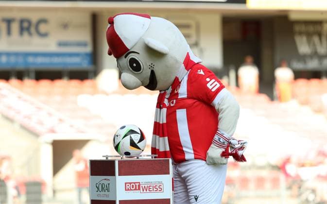 Sport Themen der Woche KW 29 Sport Bilder des Tages Maskottchen Lauzi mit dem Spielball Fußball Fussball Testspiel 3.Liga 2.Bundesliga Saison 2024 2025 16.07.2024 FC Energie Cottbus FCE vs. Hertha BSC Berlin DFL regulations prohibit any use of photographs as image sequences and or quasi-video. *** Mascot Lauzi with the match ball Sport Soccer Football Test match 3 Liga 2 Bundesliga Season 2024 2025 16 07 2024 FC Energie Cottbus FCE vs Hertha BSC Berlin DFL regulations prohibit any use of photographs as image sequences and or quasi video