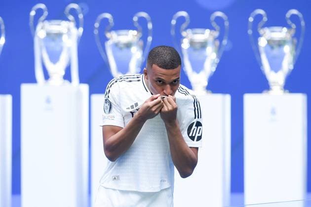 Bilder des Jahres 2024, Sport 07 Juli Sport Themen der Woche KW 29 Sport Bilder des Tages (240717) -- MADRID, July 17, 2024 -- Kylian Mbappe kisses his jersey during his official presentation as Real Madrid s player at Santiago Bernabeu stadium, in Madrid, Spain, on July 16, 2024. (Photo by Xinhua) (SP)SPAIN-MADRID-FOOTBALL-MBAPPE-REAL MADRID-OFFICIAL PRESENTATION GustavoxValiente 