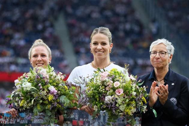 Sport Bilder des Tages Hannover, Deutschland 16. Juli 2024: Frauen Länderspiel - EM Qualifikation - 2024 - Deutschland vs. Österreich Im Bild: v.li. Svenja Huth (Deutschland) und Melanie Leupolz (Deutschland) werden in der Heinz-von-Heiden Arena in Hannover vor dem letzten EM-Qualifikationsspiel gegen Österreich verabschiedet Heinz-von-Heiden-Arena Niedersachsen Copyright: xFotostandx xFantinix