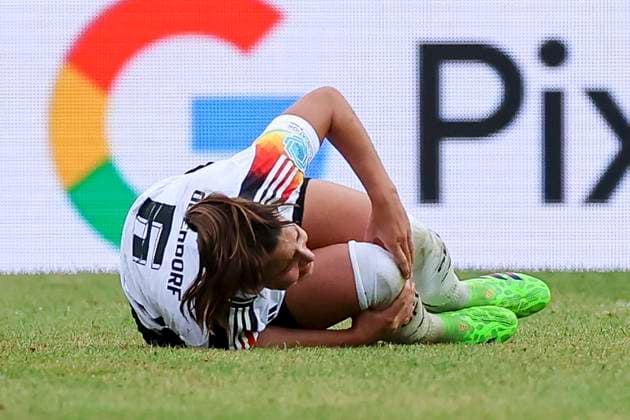 Lena Oberdorf (Germany) liegt verletzt auf dem Rasen, Womens European Qualifiers - Group A4, Germany vs Austria, Stadion Hannover, 16.07.2024, Hannover, Deutschland.