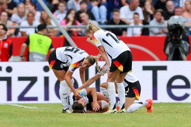 Lena Oberdorf (Germany) liegt verletzt auf dem Rasen, Womens European Qualifiers - Group A4, Germany vs Austria, Stadion Hannover, 16.07.2024, Hannover, Deutschland.