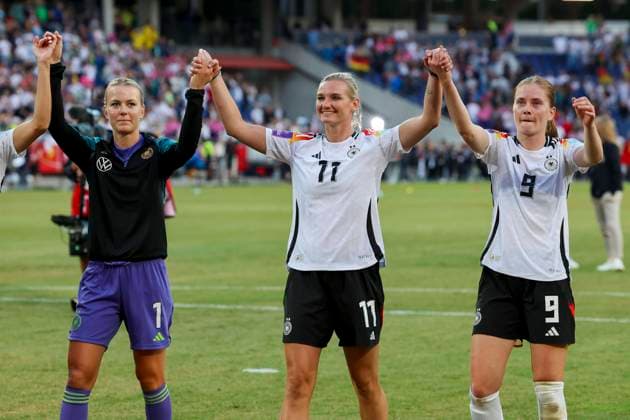 Torhueterin Merle Frohms (Germany), Alexandra Popp (Germany) und Sjoeke Nuesken (Germany) jubeln, Womens European Qualifiers - Group A4, Germany vs Austria, Stadion Hannover, 16.07.2024, Hannover, Deutschland.
