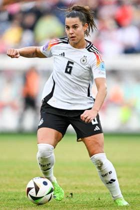 Fussball, Frauen, EM-Qualifikation, Deutschland - Oesterreich am 16.07.2024 in der Heinz von Heiden Arena in Hannover Lena Sophie Oberdorf (Deutschland) am Ball.