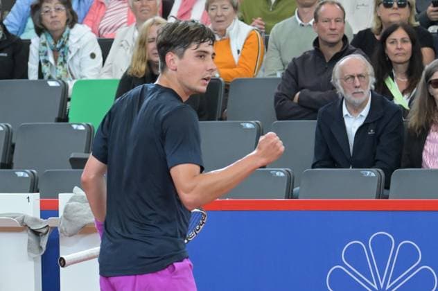 Die Beckerfaust bei Alexander Shevchenko (KAZ), Luciano Darderi (ITA) - Alexander Shevchenko (KAZ)), Tennis, ATP, Tennis Herren 500, Hamburg Open, 17.07.2024 Hamburg Hamburg Deutschland