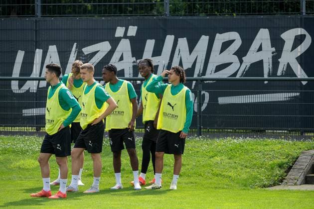 Sport Themen der Woche KW 29 Fussball: 1. Bundesliga, Saison 2024 2025, oeffentliches Training, Borussia Moenchengladbach am 17.07. 2024 auf den Trainingsplaetzen am Borussia Park in Moenchengladbach. Die jungen Fohlen mit Grant Leon Ranos (Borussia Moenchengladbach, 28), Niklas Swider (Borussia Moenchengladbach, U19), Oscar Fraulo (Borussia Moenchengladbach, 22), Charles Herrmann (Borussia Moenchengladbach, U23), Winsley Boteli (Borussia Moenchengladbach, U23) und Kilian Sauck (Borussia Moenchengladbach, U19) Foto: Kirchner-Media TH *** Soccer 1 Bundesliga, season 2024 2025, public training, Borussia Moenchengladbach on 17 07 2024 at the training grounds at Borussia Park in Moenchengladbach The young foals with Grant Leon Ranos Borussia Moenchengladbach, 28 , Niklas Swider Borussia Moenchengladbach, U19 , Oscar Fraulo Borussia Moenchengladbach, 22 , Charles Herrmann Borussia Moenchengladbach, U23 , Winsley Boteli Borussia Moenchengladbach, U23 and Kilian Sauck Borussia Moenchengladbach, U19 Photo Kirchner Media TH Copyright: xKirchner-Media THx