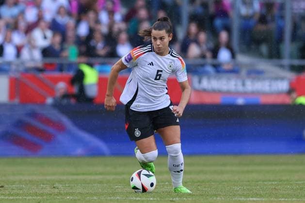v.li.: Lena Oberdorf (Deutschland, DFB, 6) am Ball, Freisteller, Einzelbild, Ganzkörper, Aktion, Action, Spielszene, 16.07.2024, Hannover (Deutschland), Fussball, EM-Qualifikation Frauen, Deutschland - Österreich
