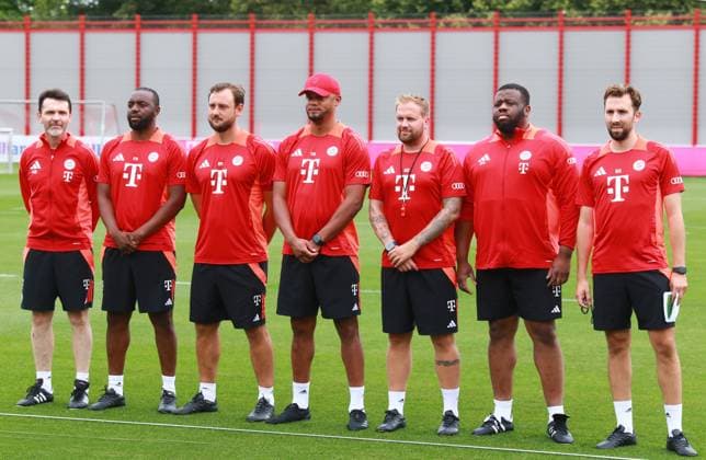 Sport Themen der Woche KW 29 Chefcoach Vincent Kompany (4.v.l.) und sein Trainerteam, Aaron Danks, Rene Maric, Floribert NGalula, Walter Gfrerer, Bram Geers und Rodyse Munienge Fussball FC Bayern Muenchen Trainingsauftakt 17.07.2024 FOTO: Mladen Lackovic LakoPress *** Head coach Vincent Kompany 4 from left and his coaching team, Aaron Danks, Rene Maric, Floribert NGalula, Walter Gfrerer, Bram Geers and Rodyse Munienge Football FC Bayern Munich training kick-off 17 07 2024 PHOTO Mladen Lackovic LakoPress