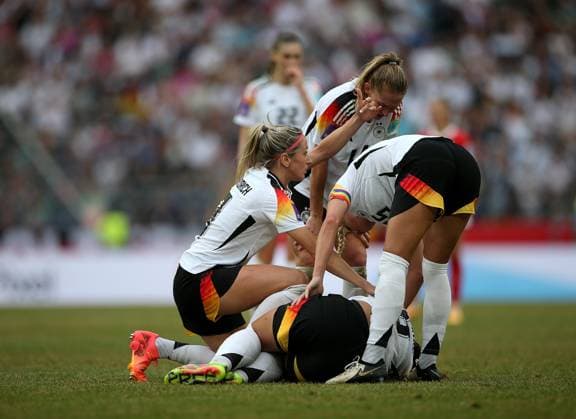 Hannover , Fußball Länderspiel Frauen Deutschland vs. Österreich , Lena Sophie Oberdorf (Deutschland) liegt verletzt am Boden