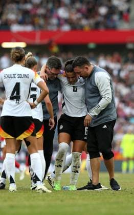 Hannover , Fußball Länderspiel Frauen Deutschland vs. Österreich , Lena Sophie Oberdorf (Deutschland) muss verletzt vom Platz getragen werden