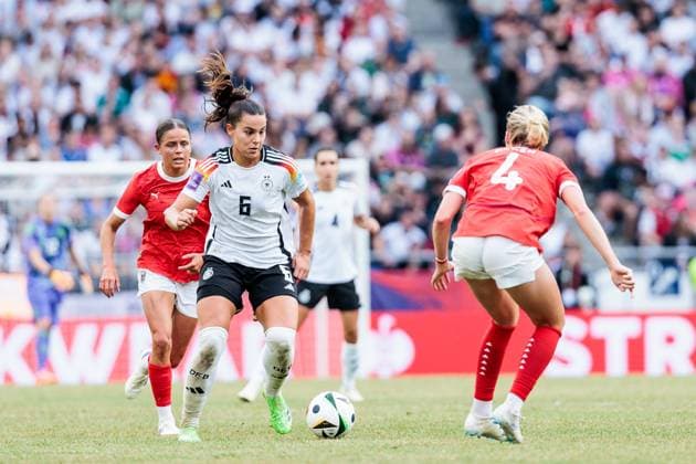 UEFA WOMEN’S EURO 2025 Qualifier: Deutschland - Österreich; 16.07.2024 Zweikampf Lena Oberdorf (Deutschland, 6), Celina Degen (Österreich, 4) UEFA WOMEN’S EURO 2025 Qualifier: Deutschland - Österreich; Heinz-Von-Heiden-Arena, Hannover am 16.07.2024 Copyright: xBEAUTIFULxSPORTS Wunderlx