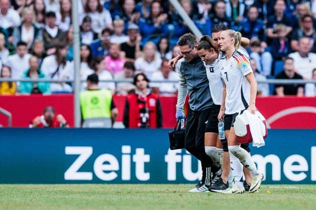 UEFA WOMEN’S EURO 2025 Qualifier: Deutschland - Österreich; 16.07.2024 Lena Oberdorf (Deutschland, 6) muss nach Verletzung vom Platz gebracht werden, Lea Schüller (Deutschland, 7) begleitet sie UEFA WOMEN’S EURO 2025 Qualifier: Deutschland - Österreich; Heinz-Von-Heiden-Arena, Hannover am 16.07.2024 Copyright: xBEAUTIFULxSPORTS Wunderlx