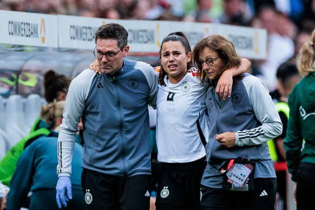 UEFA WOMEN’S EURO 2025 Qualifier: Deutschland - Österreich; 16.07.2024 Lena Oberdorf (Deutschland, 6) muss nach Verletzung vom Platz gebracht werden UEFA WOMEN’S EURO 2025 Qualifier: Deutschland - Österreich; Heinz-Von-Heiden-Arena, Hannover am 16.07.2024 Copyright: xBEAUTIFULxSPORTS Wunderlx
