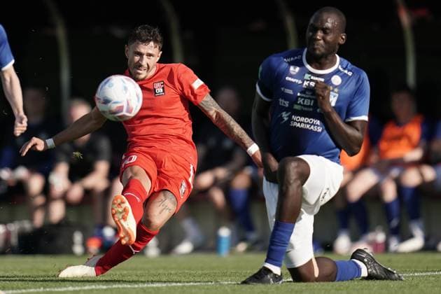Fussball Champions League 2024 - 2025 17.07.2024, Fussball Champions League, UEFA Champions League, 2024-2025, Qualification Round 1, Luxembourg, Stade Municipal, Luxemburg (LUX) - FC Differdange 03 (LUX) - KI Klaksvik (FRO) vl: Guillaume Trani (FC Differdange 03 10) - Cederic Yambere (KI Klaksvik 4)