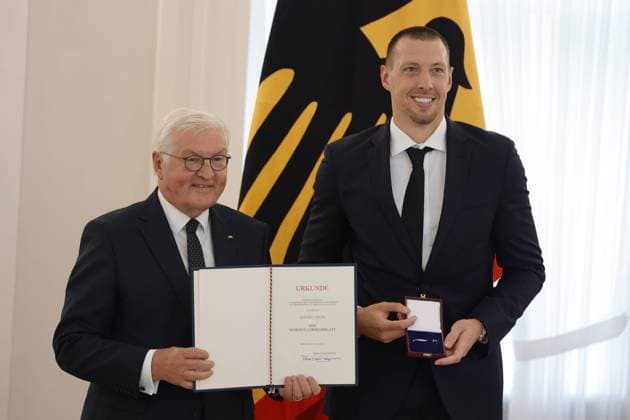 Bundespräsident Frank-Walter Steinmeier, Daniel Theis, Deutschland, Berlin, Schloss Bellevue, Basketball-Weltmeister erhalten Silbernes Lorbeerblatt von Bundespräsident Steinmeier