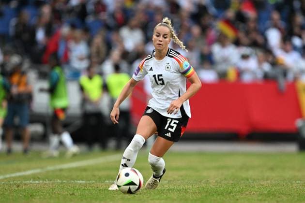 Fussball, Frauen, EM-Qualifikation, Deutschland - Oesterreich am 16.07.2024 in der Heinz von Heiden Arena in Hannover Giulia Gwinn (Deutschland) am Ball.