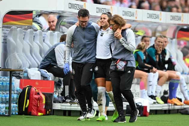 Fussball, Frauen, EM-Qualifikation, Deutschland - Oesterreich am 16.07.2024 in der Heinz von Heiden Arena in Hannover Lena Sophie Oberdorf (Deutschland) muss verletzt vom Platz.
