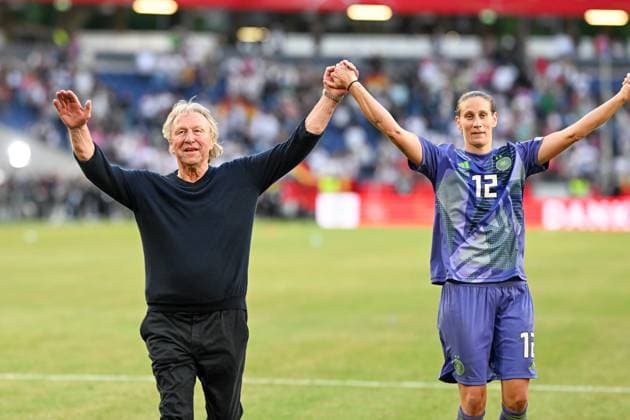 Fussball, Frauen, EM-Qualifikation, Deutschland - Oesterreich am 16.07.2024 in der Heinz von Heiden Arena in Hannover Trainer Horst Hrubesch (Deutschland) und Ann-Katrin Berger (Deutschland) jubeln nach dem Sieg. *** Football, Women, European Championship Qualification, Germany Austria on 16 07 2024 at Heinz von Heiden Arena in Hannover Coach Horst Hrubesch Germany and Ann Katrin Berger Germany cheer after the victory MT