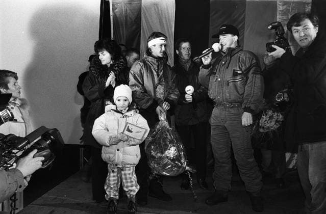 Jens Weißflug 10.01.1996,Oberwiesenthal, Markt, Tausende empfingen den Ausnahmeskispringer Jans Weißflog auf dem Markt nach dem siegreichen Abschluß der Vierschanzen-Tournee, danach feierte man im Hotel 4 Jahreszeiten mit prominenten Gästen. Mit dabei seine Ehefrau Nicola und die Söhne Daniel und Niklas. *** Jens Weißflug 10 01 1996,Oberwiesenthal, Markt, Thousands welcomed the exceptional ski jumper Jans Weißflog on the market after the victorious conclusion of the Four Hills Tournament, afterwards they celebrated in the Hotel 4 Jahreszeiten with prominent guests Including his wife Nicola and sons Daniel and Niklas
