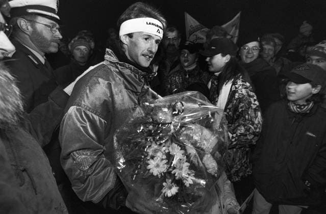 Jens Weißflug 10.01.1996,Oberwiesenthal, Markt, Tausende empfingen den Ausnahmeskispringer Jans Weißflog auf dem Markt nach dem siegreichen Abschluß der Vierschanzen-Tournee, danach feierte man im Hotel 4 Jahreszeiten mit prominenten Gästen. Mit dabei seine Ehefrau Nicola und die Söhne Daniel und Niklas. *** Jens Weißflug 10 01 1996,Oberwiesenthal, Markt, Thousands welcomed the exceptional ski jumper Jans Weißflog on the market after the victorious conclusion of the Four Hills Tournament, afterwards they celebrated in the Hotel 4 Jahreszeiten with prominent guests Including his wife Nicola and sons Daniel and Niklas